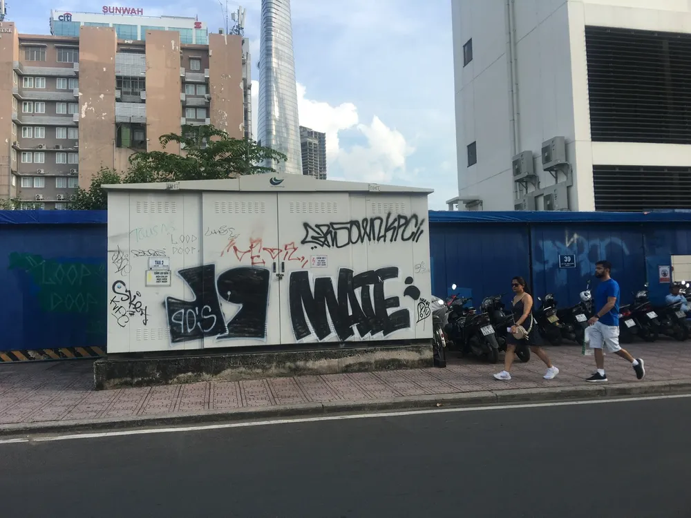 Hầu hết những bờ tường, công trình công cộng hay cửa hàng, cửa hiệu trên đường Lê Lợi chưa sử dụng đều bị vẽ bậy, quảng cáo trái phép. Hầu hết những bờ tường, công trình công cộng hay cửa hàng, cửa hiệu trên đường Lê Lợi chưa sử dụng đều bị vẽ bậy, quảng cáo trái phép.