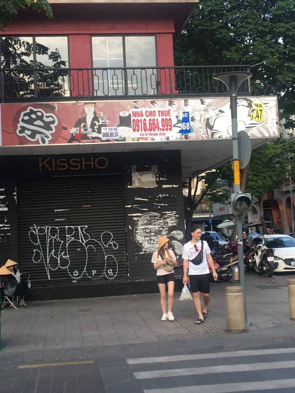 Mặt tiền phố đi bộ Nguyễn Huệ, điểm đến của người dân thành phố, du khách trong và ngoài nước cũng bị các đối tượng vẽ bậy, quảng cáo trái phép. Mặt tiền phố đi bộ Nguyễn Huệ, điểm đến của người dân thành phố, du khách trong và ngoài nước cũng bị các đối tượng vẽ bậy, quảng cáo trái phép.