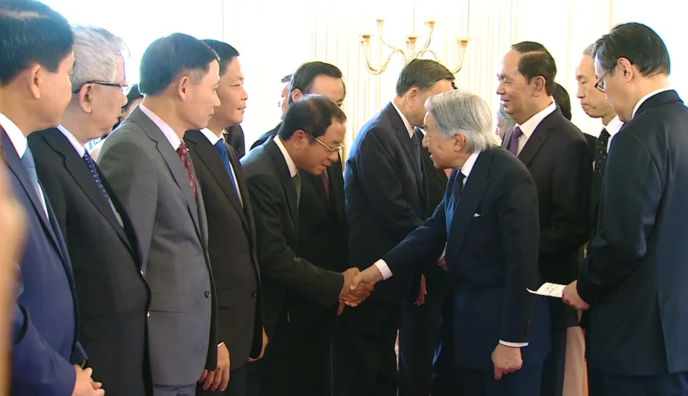 Nhà vua và Hoàng hậu Nhật Bản tiễn Chủ tịch nước Trần Đại Quang và Phu nhân ảnh 3