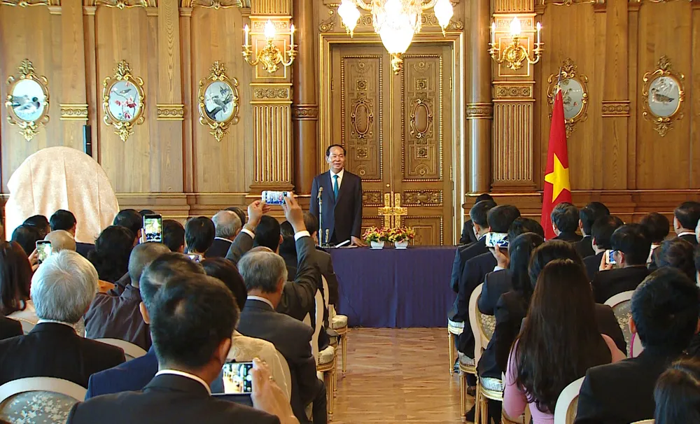 Nhà vua và Hoàng hậu Nhật Bản tiễn Chủ tịch nước Trần Đại Quang và Phu nhân ảnh 4