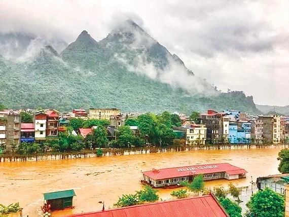 Nước sông Lô ở TP Hà Giang dâng cao chiều 24-6 do các thủy điện thượng nguồn xả lũ