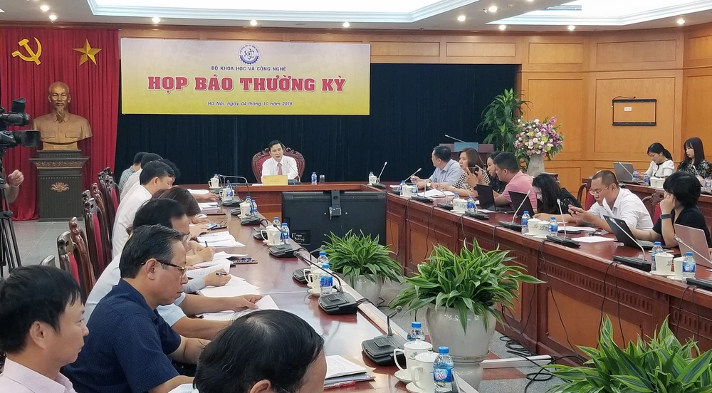 Thứ trưởng Bộ Khoa học và Công nghệ Bùi Thế Duy chủ trì cuộc họp báo. Ảnh: T.B.