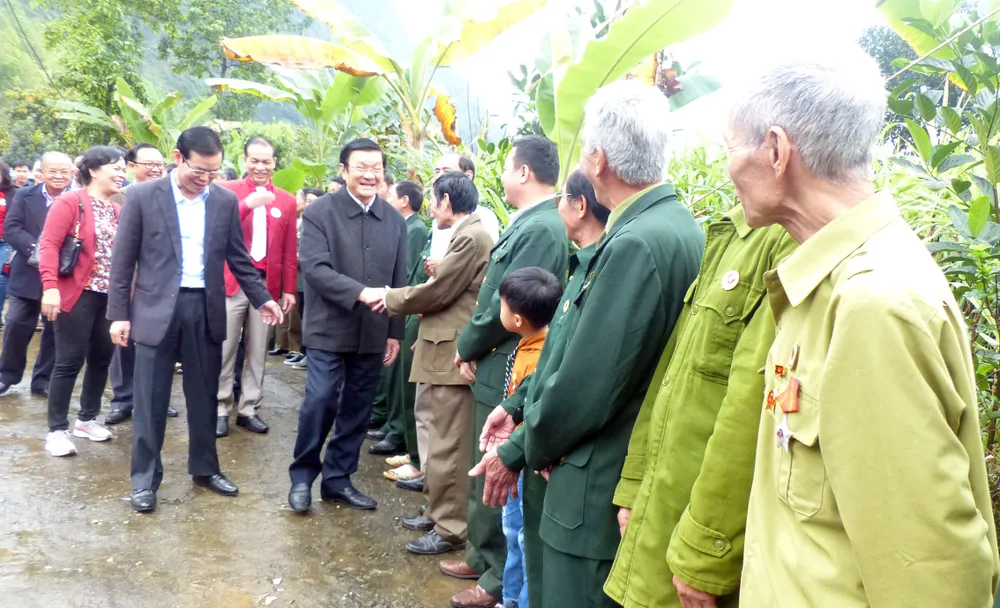 Nguyên Chủ tịch nước Trương Tấn Sang tưởng niệm, tri ân các anh hùng, liệt sĩ tại Vị Xuyên ảnh 9