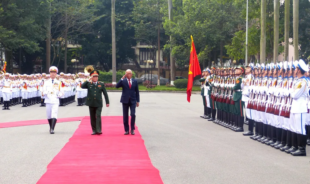 Bộ trưởng Quốc phòng Philippines thăm chính thức Việt Nam ảnh 2