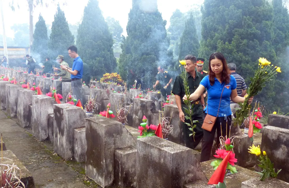 Nguyên Chủ tịch nước Trương Tấn Sang dâng hương, hoa tri ân các anh hùng, liệt sĩ tại Vị Xuyên ảnh 7