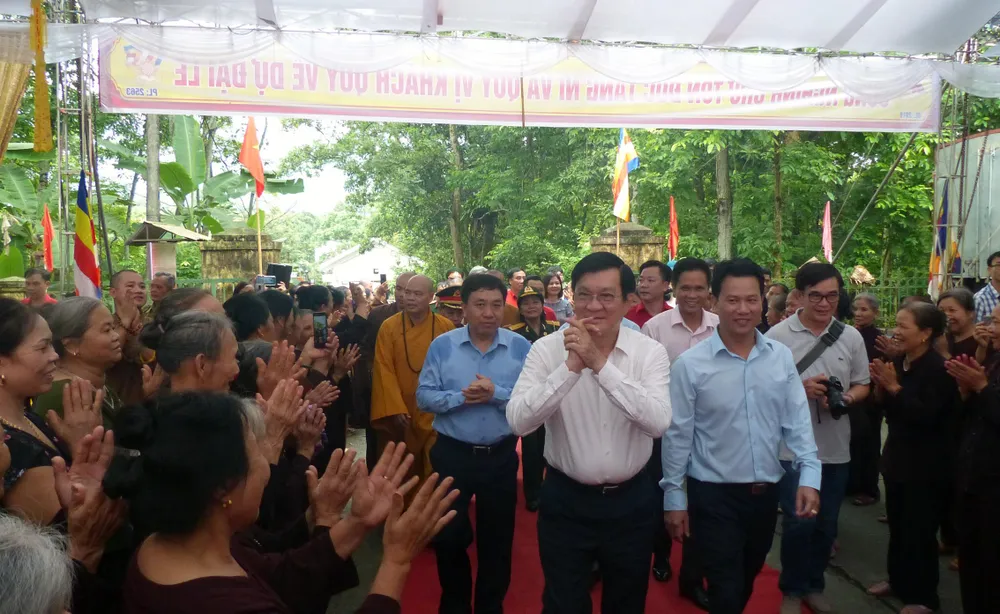 Nguyên Chủ tịch nước Trương Tấn Sang dâng hương, hoa tri ân các anh hùng, liệt sĩ tại Vị Xuyên ảnh 11