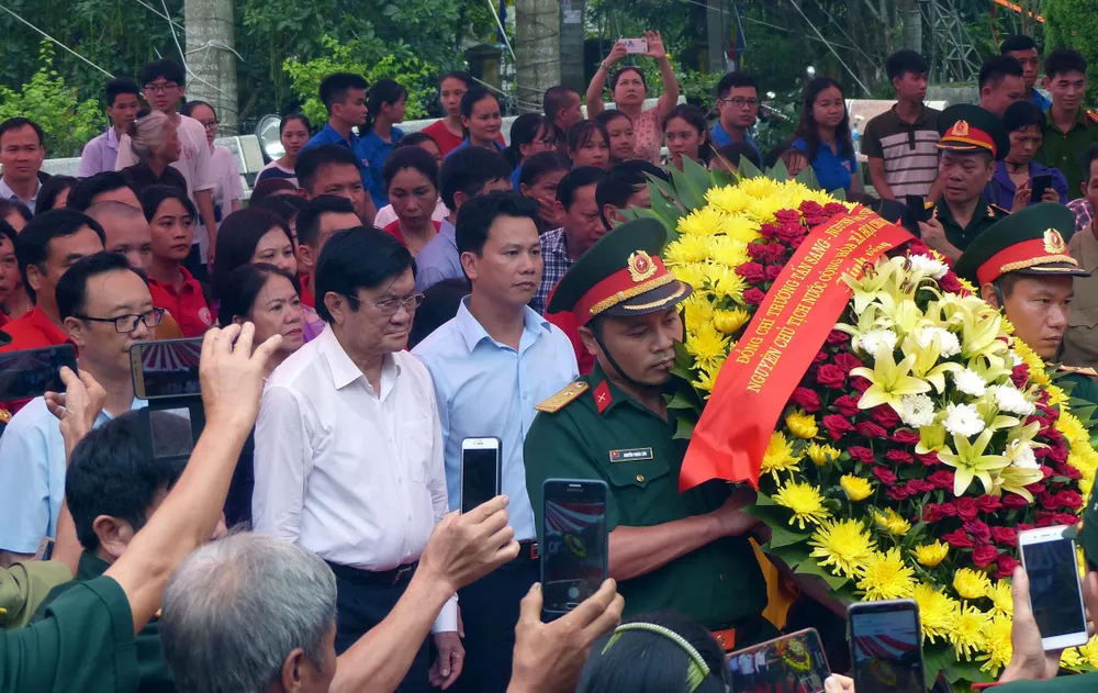 Nguyên Chủ tịch nước Trương Tấn Sang dâng hương, hoa tri ân các anh hùng, liệt sĩ tại Vị Xuyên ảnh 1