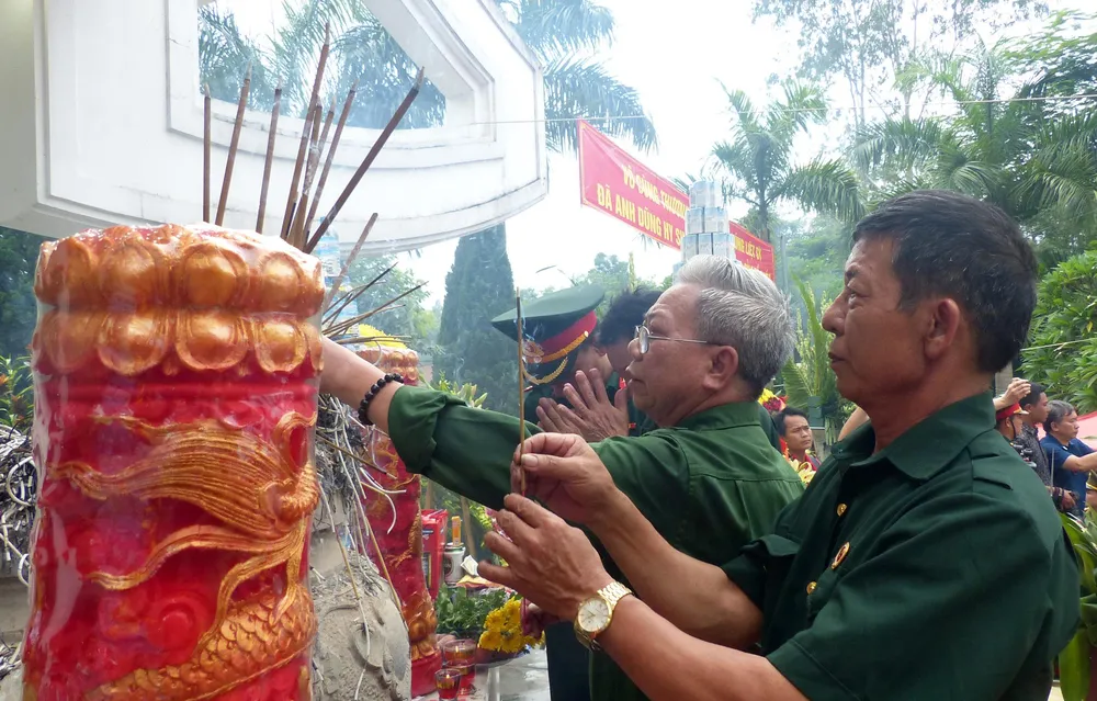 Nguyên Chủ tịch nước Trương Tấn Sang dâng hương, hoa tri ân các anh hùng, liệt sĩ tại Vị Xuyên ảnh 4