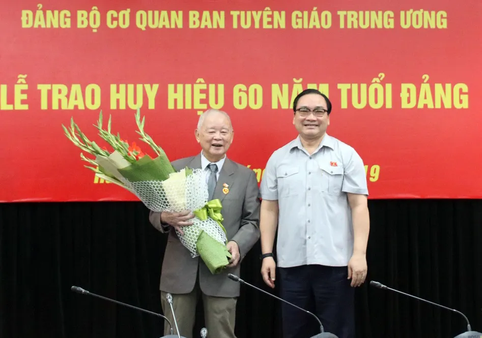 Trao tặng Huy hiệu 60 năm tuổi Đảng cho nguyên Bí thư Thành ủy Hà Nội Lê Xuân Tùng ảnh 2