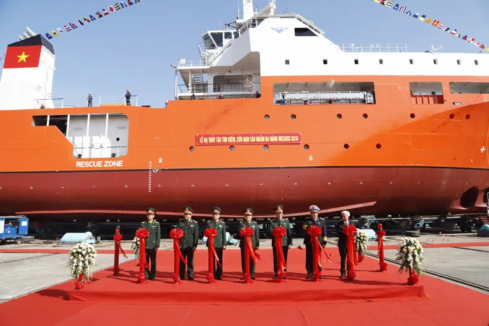 Bộ Quốc phòng hạ thủy tàu cứu hộ tàu ngầm đầu tiên đóng mới tại Việt Nam ảnh 1