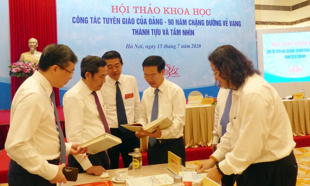 Tổng kết thực tiễn và lý luận, tiếp tục làm sáng tỏ con đường đi lên chủ nghĩa xã hội ảnh 3
