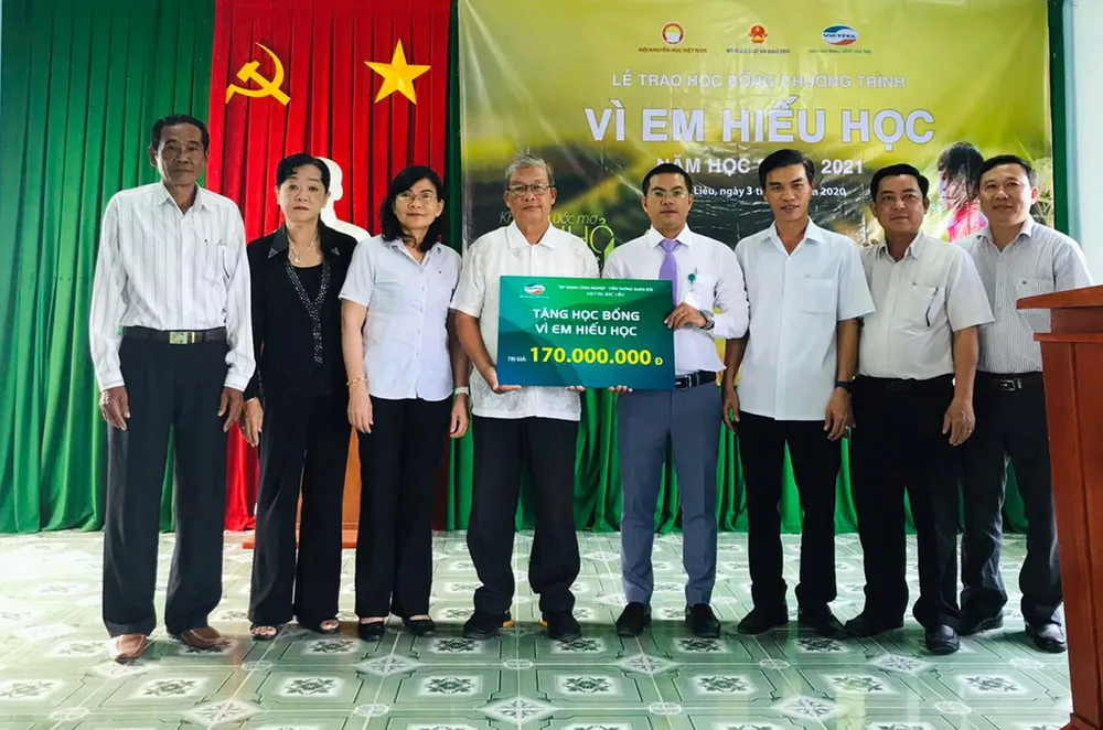 Trao 24.300 suất học bổng “Vì em hiếu học” năm học 2020 - 2021 ảnh 2