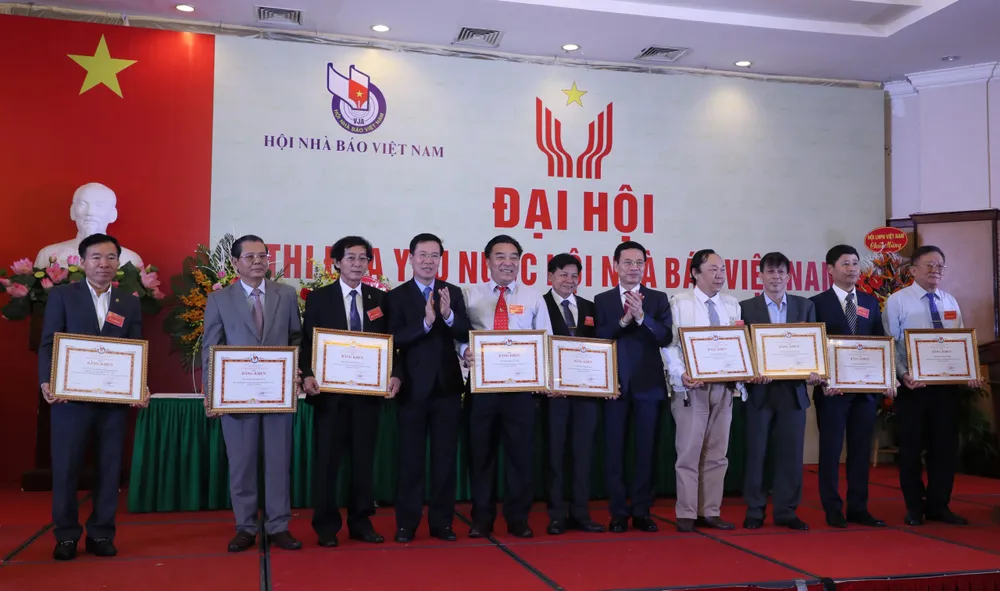 Nêu cao tinh thần sẵn sàng dấn thân, đối mặt với gian khổ, hiểm nguy của các nhà báo ảnh 6