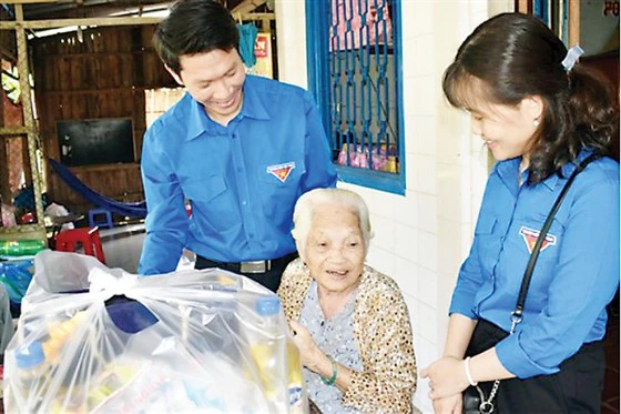 Thăm, tặng quà Mẹ Việt Nam Anh hùng. Ảnh minh họa