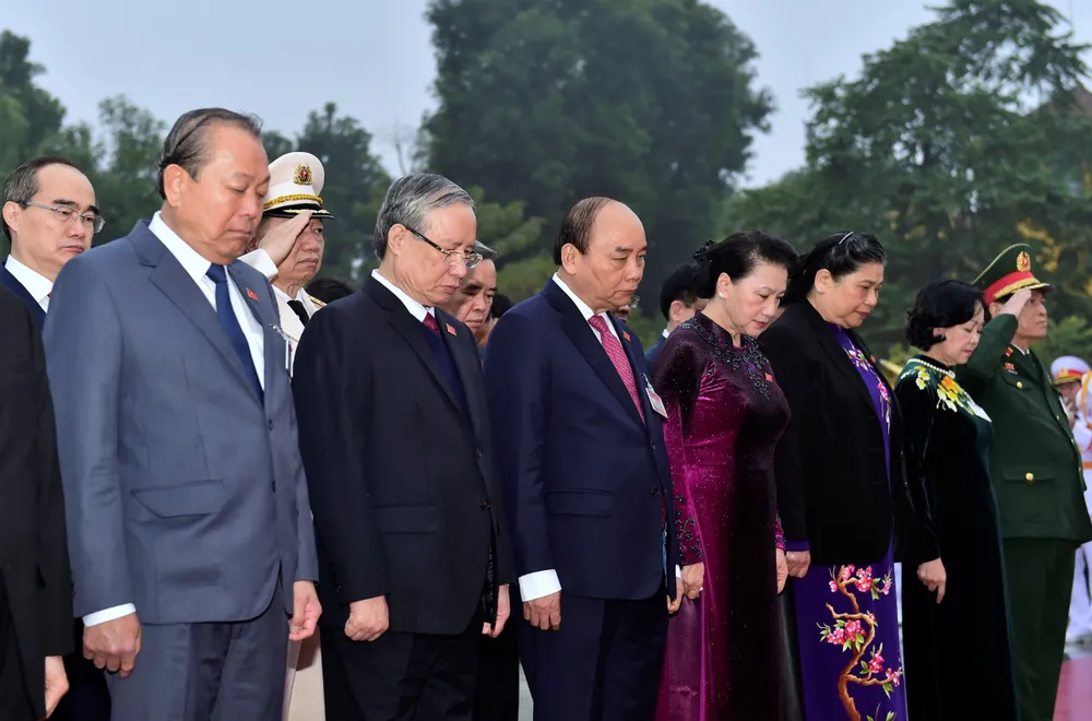 Đại biểu dự Đại hội XIII của Đảng vào Lăng viếng Chủ tịch Hồ Chí Minh ảnh 6