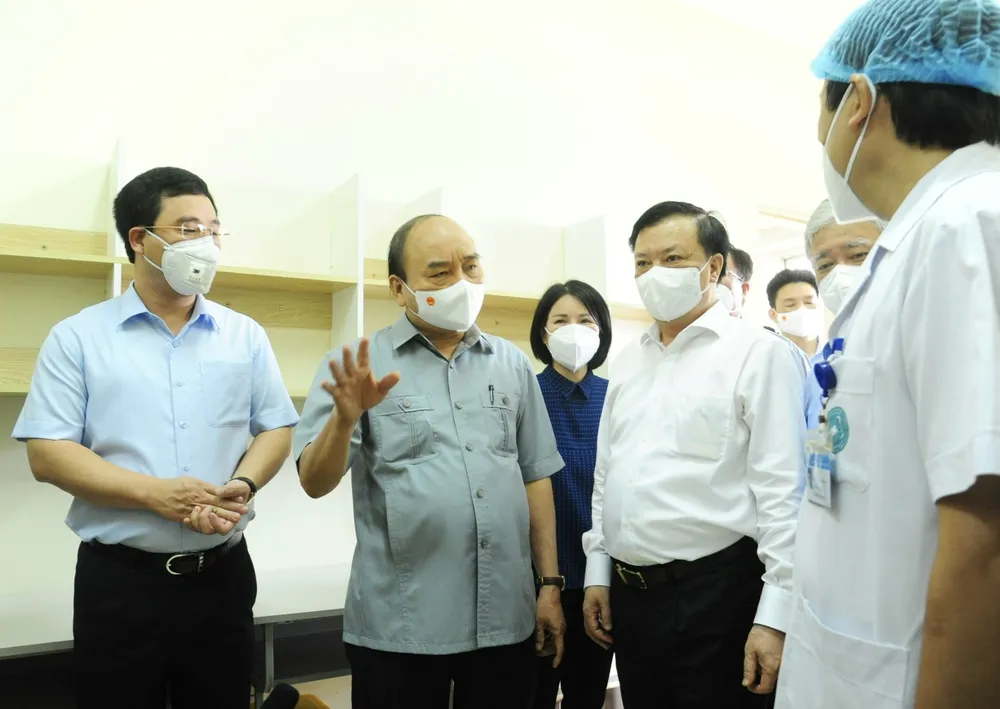 Chủ tịch nước thăm hỏi, động viên người dân và các lực lượng tuyến đầu chống Covid-19 ở Hà Nội ảnh 3