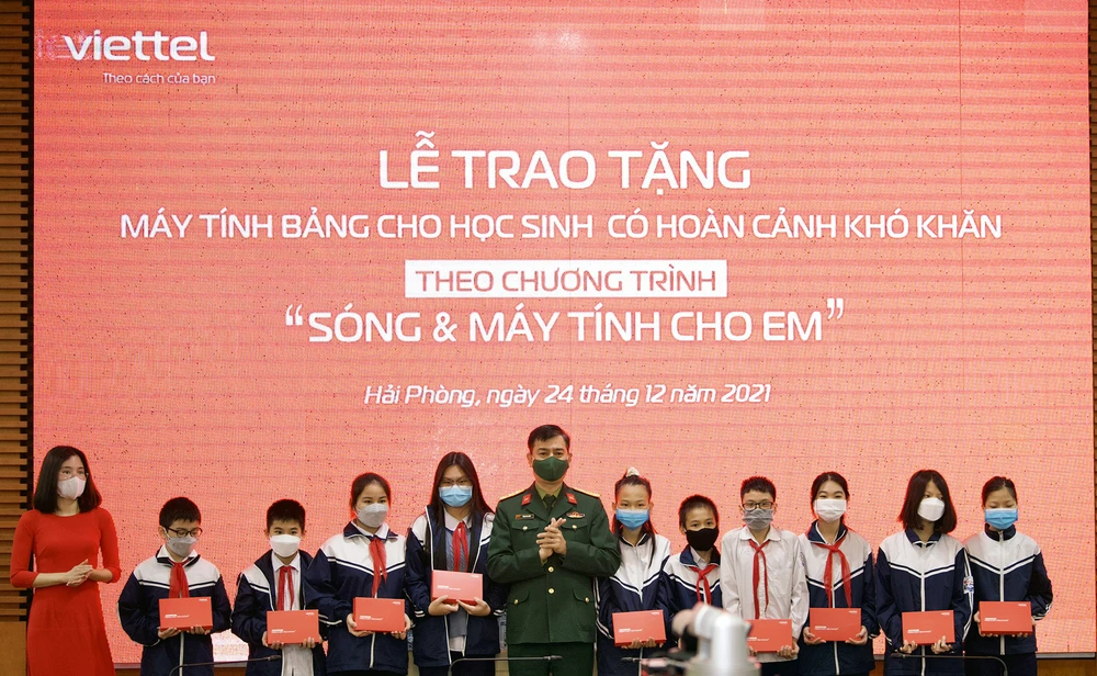 Tập đoàn Viettel trao tặng máy tính bảng cho các học sinh có hoàn cảnh khó khăn ở thành phố Hải Phòng