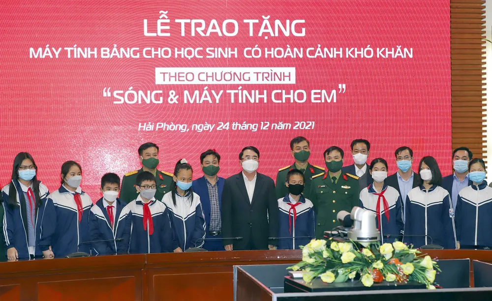 Viettel đã trao tặng 37.000 máy tính bảng cho các học sinh có hoàn cảnh khó khăn ảnh 1