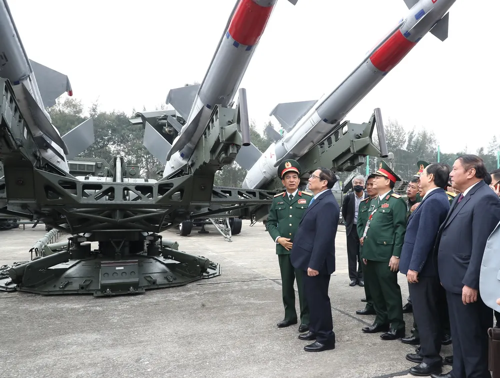 Thủ tướng Phạm Minh Chính và Đại tướng Phan Văn Giang cùng các đại biểu tham quan triển lãm. Ảnh: QUANG PHÚC