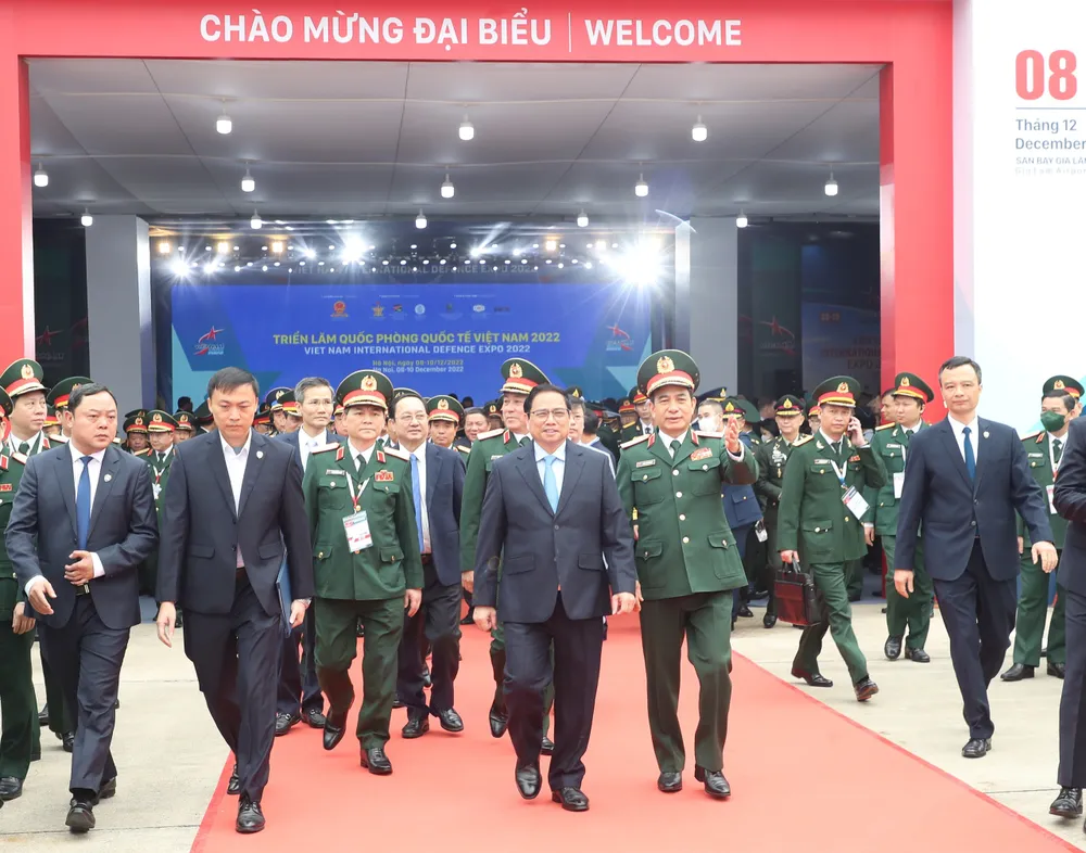 Thủ tướng Phạm Minh Chính và Đại tướng Phan Văn Giang cùng các đại biểu tham quan triển lãm. Ảnh: QUANG PHÚC