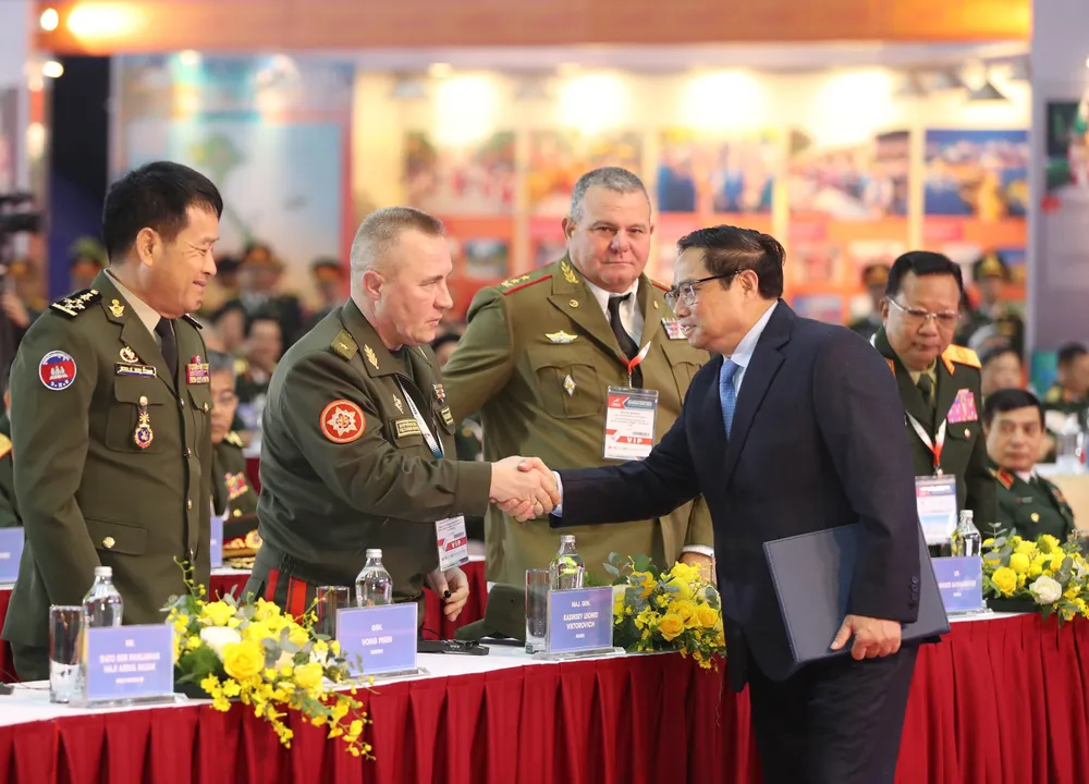 Thủ tướng Phạm Minh Chính chào các vị khách quốc tế tham dự khai mạc triển lãm. Ảnh: QUANG PHÚC