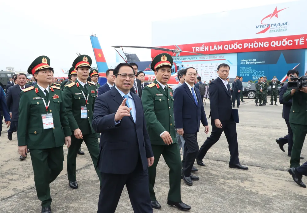 Thủ tướng Phạm Minh Chính và Đại tướng Phan Văn Giang cùng các đại biểu tham quan triển lãm. Ảnh QUANG PHÚC