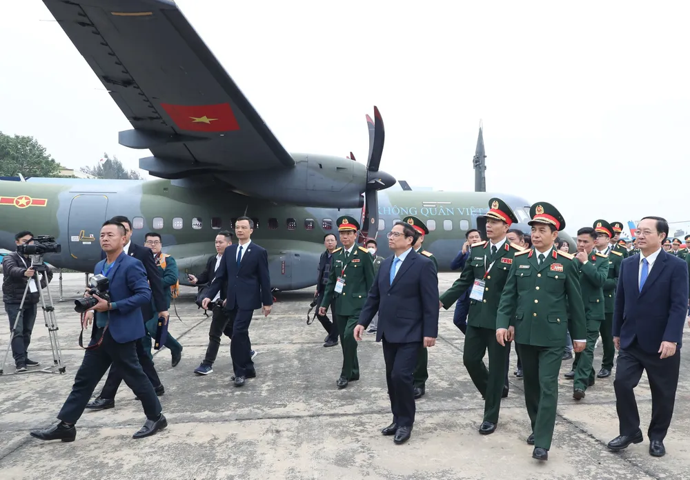 Thủ tướng Phạm Minh Chính và Đại tướng Phan Văn Giang cùng các đại biểu tham quan triển lãm. Ảnh: QUANG PHÚC