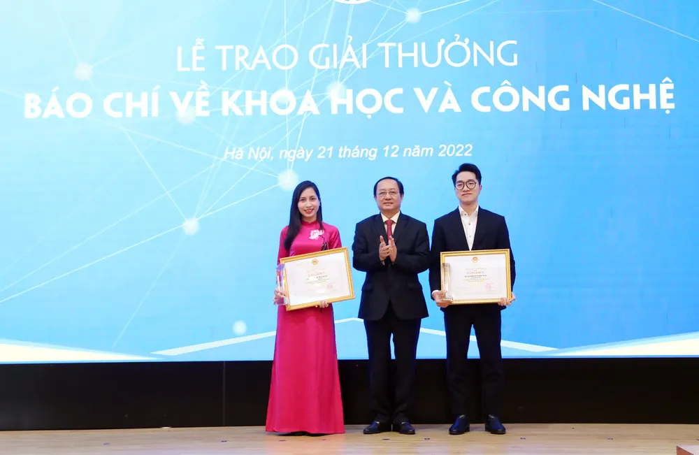 Bộ trưởng Bộ KH-CN Huỳnh Thành Đạt trao hai giải Nhất. Ảnh: T.B Bộ trưởng Bộ KH-CN Huỳnh Thành Đạt trao hai giải Nhất. Ảnh: T.B