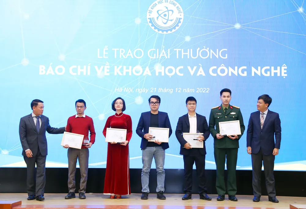 Các tác giải nhận giải Nhì tại buổi lễ. Ảnh: T.B Các tác giải nhận giải Nhì tại buổi lễ. Ảnh: T.B