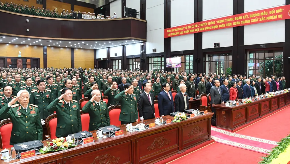 Tổng Bí thư Nguyễn Phú Trọng cùng các đại biểu thực hiện nghi thức chào cờ khai mạc Đại hội đại biểu toàn quốc Hội Cựu chiến binh Việt Nam lần thứ VII. Ảnh: VIẾT CHUNG Tổng Bí thư Nguyễn Phú Trọng cùng các đại biểu thực hiện nghi thức chào cờ khai mạc Đại hội đại biểu toàn quốc Hội Cựu chiến binh Việt Nam lần thứ VII. Ảnh: VIẾT CHUNG