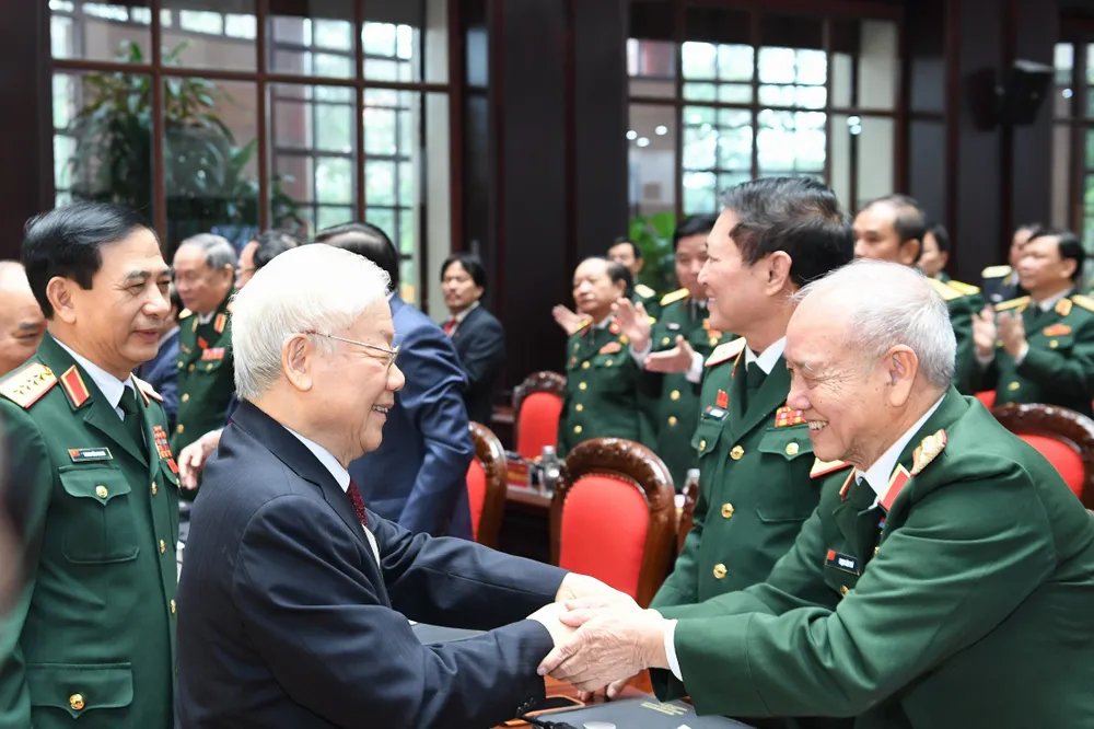 Tổng Bí thư Nguyễn Phú Trọng bắt tay các đại biểu tham dự đại hội. Ảnh: VIẾT CHUNG Tổng Bí thư Nguyễn Phú Trọng bắt tay các đại biểu tham dự đại hội. Ảnh: VIẾT CHUNG