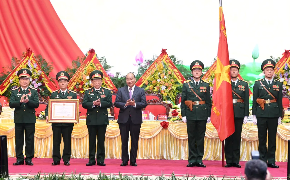 Tại đại hội, Chủ tịch nước Nguyễn Xuân Phúc đã trao Huân chương Lao động hạng Nhất tặng Hội Cựu chiến binh Việt Nam. Ảnh: VIẾT CHUNG Tại đại hội, Chủ tịch nước Nguyễn Xuân Phúc đã trao Huân chương Lao động hạng Nhất tặng Hội Cựu chiến binh Việt Nam. Ảnh: VIẾT CHUNG