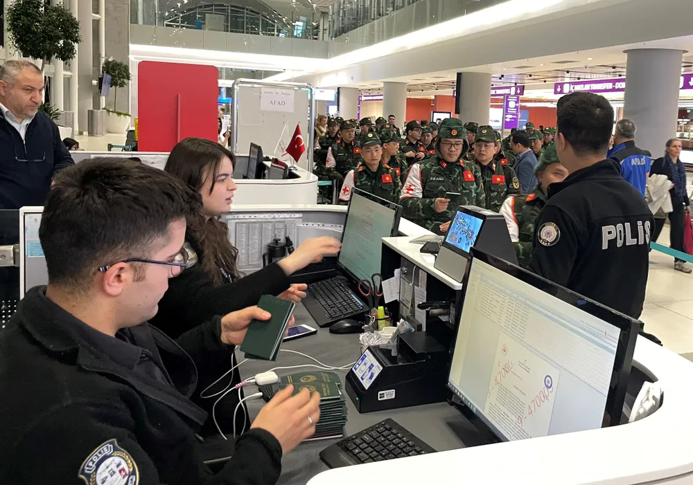 Đoàn công tác cứu hộ, cứu nạn của Quân đội nhân dân Việt Nam làm thủ tục tại sân bay Istanbul, Thổ Nhĩ Kỳ. Ảnh: BQP