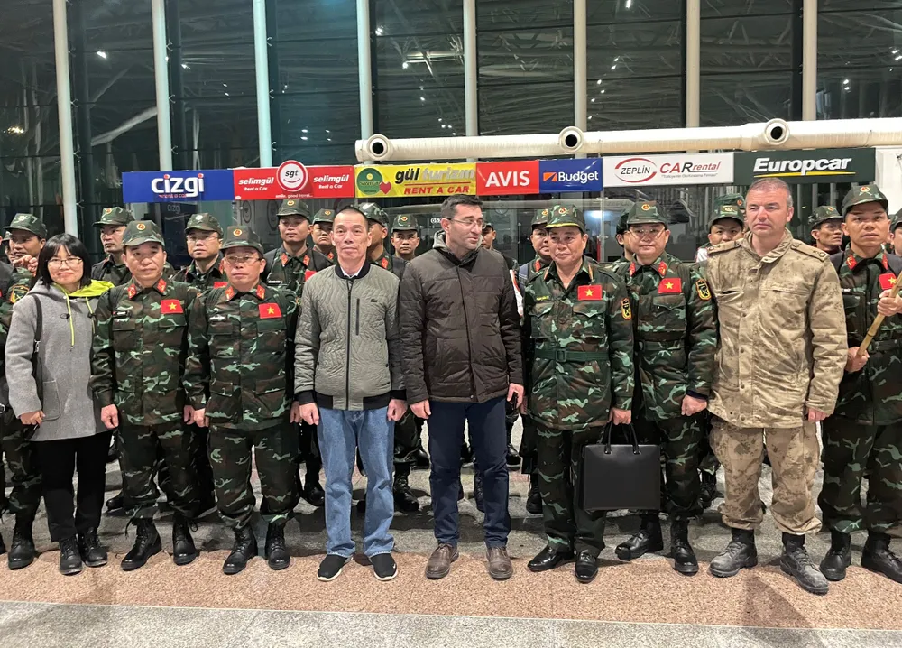 Đại diện chức năng phía Thổ Nhĩ Kỳ đón đoàn tại sân bay Hatay. Ảnh: BQP Đại diện chức năng phía Thổ Nhĩ Kỳ đón đoàn tại sân bay Hatay. Ảnh: BQP