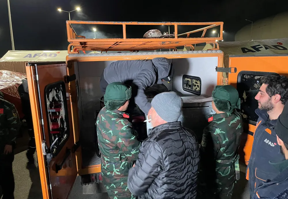 Đoàn Việt Nam hỗ trợ phía Thổ Nhĩ Kỳ chuyển hàng viện trợ lên xe. Ảnh: BQP Đoàn Việt Nam hỗ trợ phía Thổ Nhĩ Kỳ chuyển hàng viện trợ lên xe. Ảnh: BQP