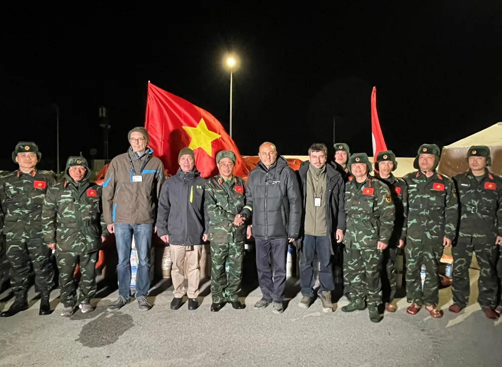 Đại diện các bên tại buổi lễ bàn giao số hàng hóa. Ảnh: BQP Đại diện các bên tại buổi lễ bàn giao số hàng hóa. Ảnh: BQP