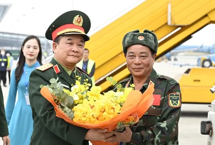 Thượng tướng Hoàng Xuân Chiến chúc mừng đoàn công tác QĐND Việt Nam hoàn thành nhiệm vụ tại Thổ Nhĩ Kỳ và về nước an toàn. Ảnh: BQP