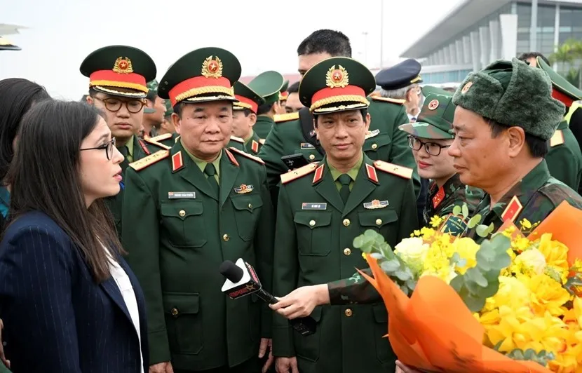 Phó Đại sứ Thổ Nhĩ Kỳ Devletsah Yayan tại Việt Nam cùng Thượng tướng Hoàng Xuân Chiến đón đoàn công tác tại sân bay Nội Bài trong chiều 23-2. Ảnh: BQP