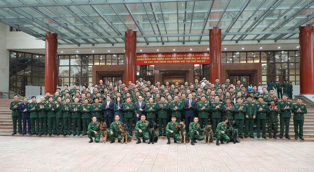 Đoàn công tác cùng các đại biểu tại buổi lễ. Ảnh: QUANG PHÚC