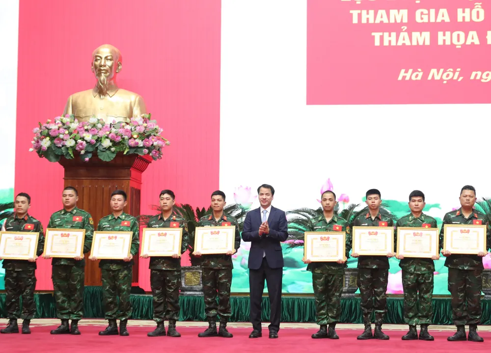 Trung ương Đoàn TNCS Hồ Chí Minh tặng Bằng khen cho các cá nhân xuất sắc đoàn công tác tại buổi lễ. Ảnh QUANG PHÚC