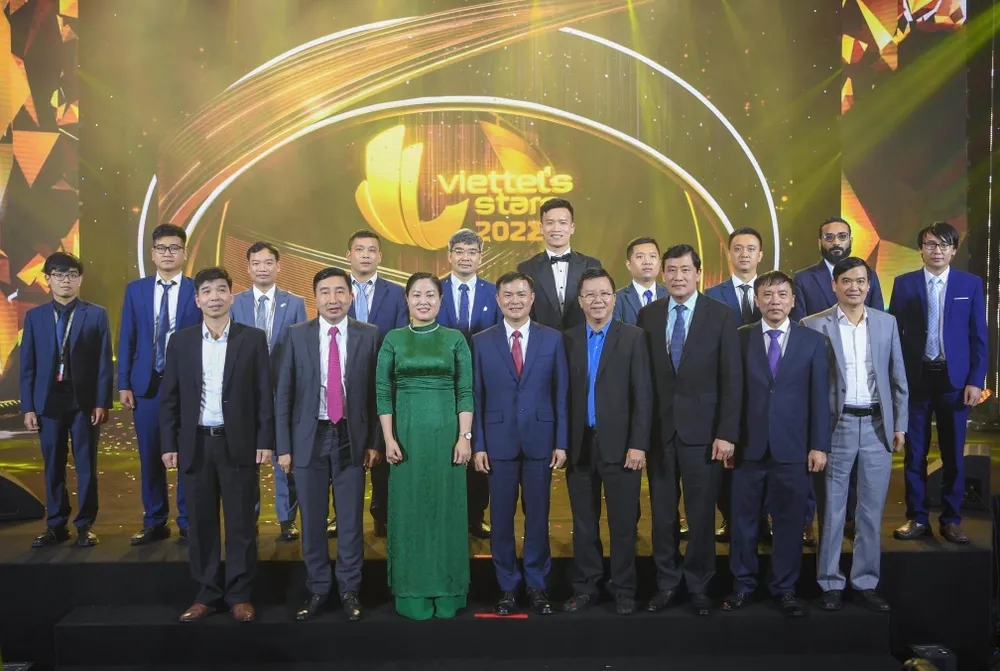 Lãnh đạo Tập đoàn Viettel cùng 10 cá nhân Viettel’s Stars 2022 được tôn vinh Lãnh đạo Tập đoàn Viettel cùng 10 cá nhân Viettel’s Stars 2022 được tôn vinh