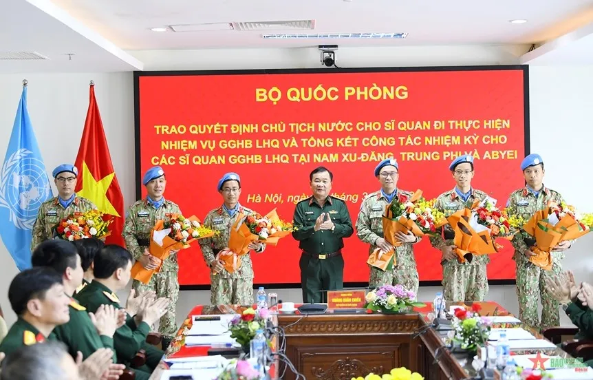 Thượng tướng Hoàng Xuân Chiến chúc mừng 6 sĩ quan đã hoàn thành nhiệm vụ công tác đợt này. Ảnh: BQP