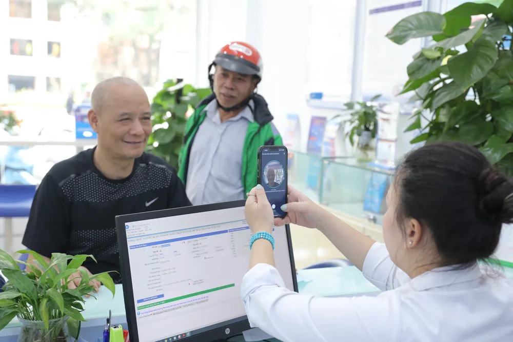 Thuê bao mạng VinaPhone thực hiện chuẩn hóa thông tin tại điểm giao dịch nhà mạng Thuê bao mạng VinaPhone thực hiện chuẩn hóa thông tin tại điểm giao dịch nhà mạng