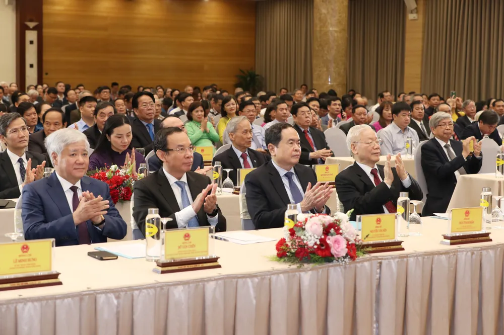 Tổng Bí thư Nguyễn Phú Trọng cùng các đồng chí lãnh đạo Đảng, Nhà nước, MTTQ Việt Nam dự lễ kỷ niệm. Ảnh: QUANG PHÚC Tổng Bí thư Nguyễn Phú Trọng cùng các đồng chí lãnh đạo Đảng, Nhà nước, MTTQ Việt Nam dự lễ kỷ niệm. Ảnh: QUANG PHÚC