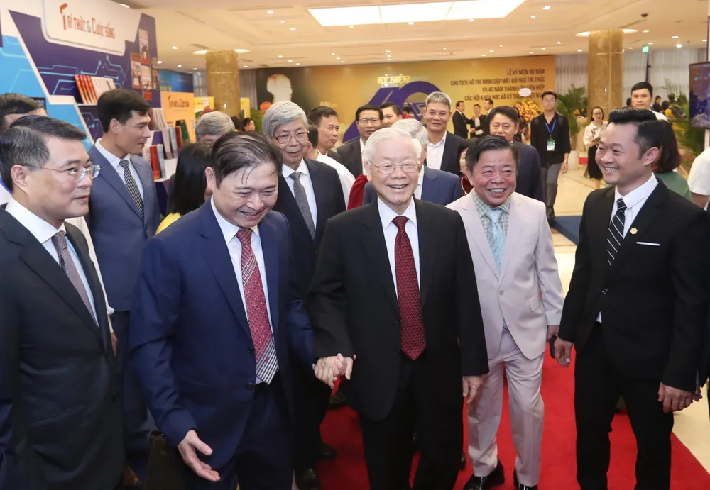 Tổng Bí thư Nguyễn Phú Trọng cùng các đại biểu tại lễ kỷ niệm. Ảnh: QUANG PHÚC Tổng Bí thư Nguyễn Phú Trọng cùng các đại biểu tại lễ kỷ niệm. Ảnh: QUANG PHÚC