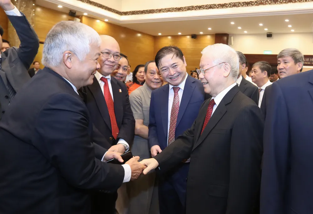 Tổng Bí thư Nguyễn Phú Trọng trao đổi với các đại biểu trí thức tham dự lễ kỷ niệm. Ảnh: QUANG PHÚC Tổng Bí thư Nguyễn Phú Trọng trao đổi với các đại biểu trí thức tham dự lễ kỷ niệm. Ảnh: QUANG PHÚC