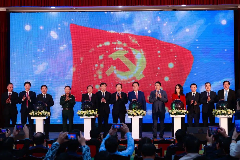 Các đồng chí lãnh đạo Đảng, Nhà nước thực hiện nghi thức bấm nút khai trương, chính thức phát CTTĐTĐCSVN lên mạng internet tại buổi lễ. Ảnh: TB Các đồng chí lãnh đạo Đảng, Nhà nước thực hiện nghi thức bấm nút khai trương, chính thức phát CTTĐTĐCSVN lên mạng internet tại buổi lễ. Ảnh: TB