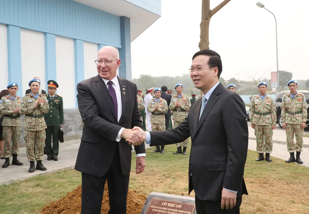 Chủ tịch nước Võ Văn Thưởng và Toàn quyền David Hurley bên cây lưu niệm vừa trồng xong tại khuôn viên Cục GGHB Việt Nam. Ảnh: QUANG PHÚC