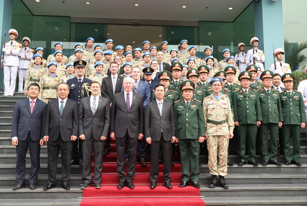 Chủ tịch nước Võ Văn Thưởng và Toàn quyền David Hurley cùng các đại biểu và Lực lượng GGBH Việt Nam chụp ảnh lưu niệm. Ảnh: QUANG PHÚC