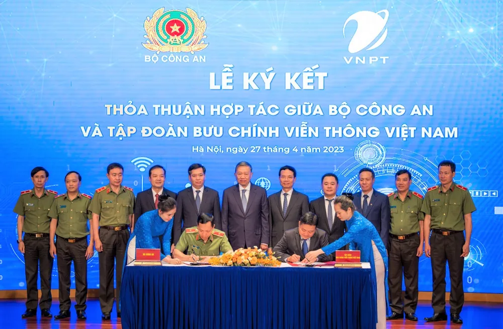 Đại tướng Tô Lâm, Bộ trưởng Bộ Công an và Bộ trưởng Bộ TT-TT Nguyễn Mạnh Hùng, cùng các đại biểu chứng kiến lễ ký kết hợp tác giữa Bộ Công an và Tập đoàn VNPT Đại tướng Tô Lâm, Bộ trưởng Bộ Công an và Bộ trưởng Bộ TT-TT Nguyễn Mạnh Hùng, cùng các đại biểu chứng kiến lễ ký kết hợp tác giữa Bộ Công an và Tập đoàn VNPT